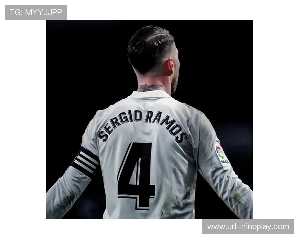 两位足球巨星并肩而行背影展现深厚友谊与绿茵场上的无声故事