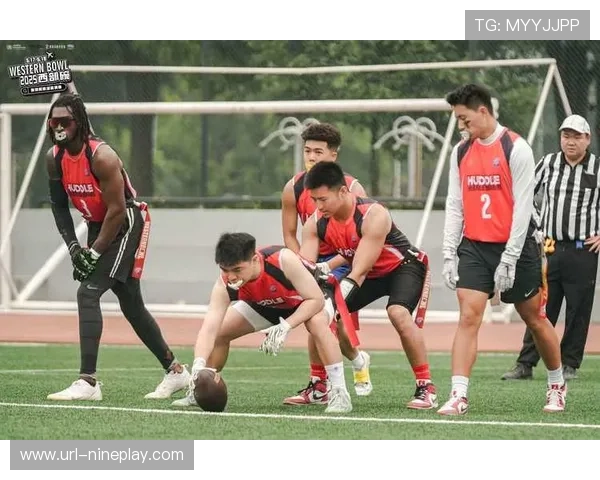 橄榄球明星跨界挑战足球赛 展现超凡运动天赋与竞技精神