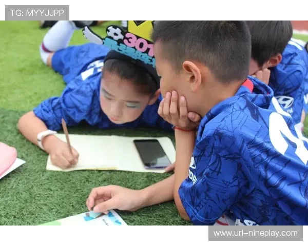 足球明星与孩子们的互动关系探索：传递梦想与鼓励成长的力量