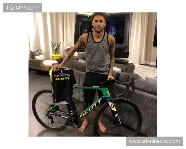 足球明星驾驶摩托车挑战极限速度勇敢驾驶背后的故事